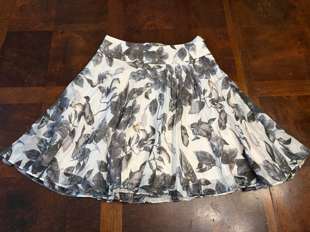 Ann Taylor Size 0 Floral Leaf Print Flowy A-Line Skirt Gray White
